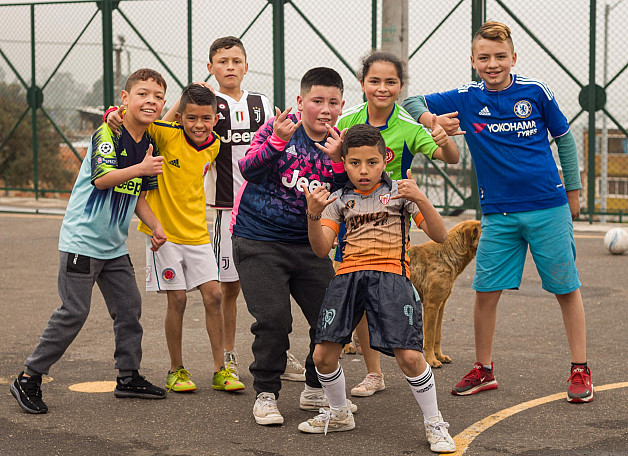 Grupo de niños sonriendo